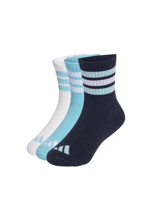 Drei Paar gerippte Crew-Socken in Weiß, Hellblau und Marine, jeweils mit horizontalen Streifen nahe dem oberen Rand und einem kleinen Logo auf dem Fuß.