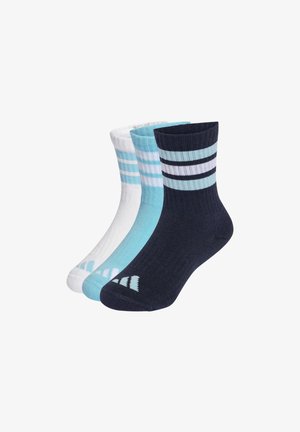 Drei Paar gerippte Crew-Socken in Weiß, Hellblau und Marine, jeweils mit horizontalen Streifen nahe dem oberen Rand und einem kleinen Logo auf dem Fuß.