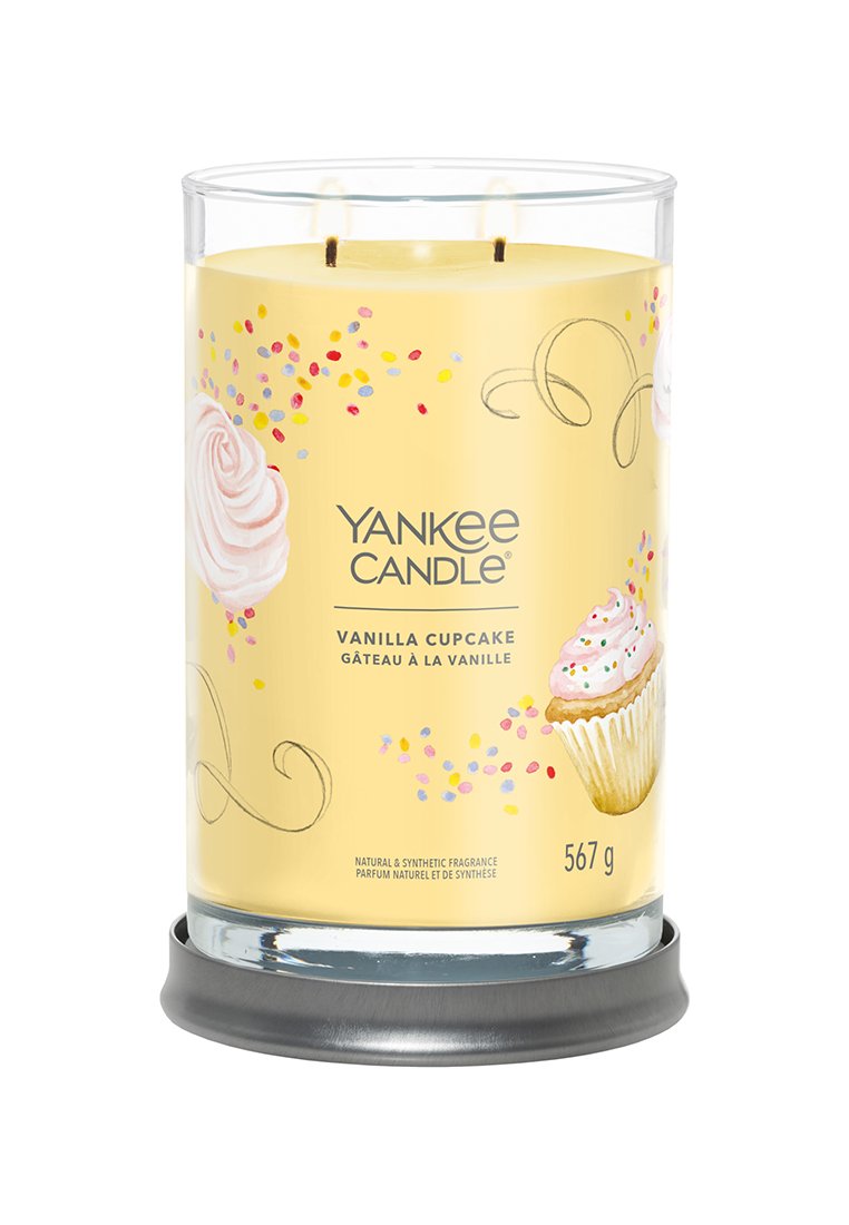 Yankee Candle in einem klaren Glasbehälter, gelbes Wachs, mit Cupcake- und Zuckerguss-Designs sowie bunten Streuseln, montiert auf einer schwarzen Basis.