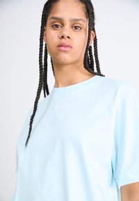 Nike Sportswear TEE - Basic póló - glacier blue/white