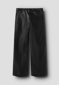 Czarne skórzane spodnie typu wide-leg o gładkiej fakturze, z elastycznym pasem i bez widocznych zapięć. Czyste linie i nowoczesny design.