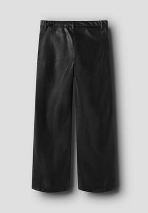 Czarne skórzane spodnie typu wide-leg o gładkiej fakturze, z elastycznym pasem i bez widocznych zapięć. Czyste linie i nowoczesny design.
