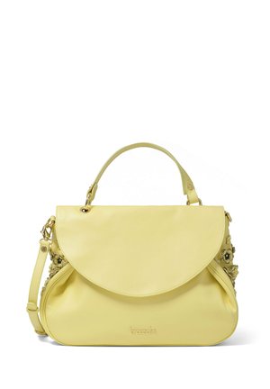Gelbe Lederhandtasche mit einer gebogenen Klappe, floralen Akzenten auf einer Seite, einem oberen Griff und einem verstellbaren Schultergurt.