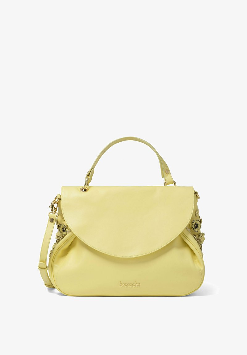 Geel leren handtas met een gebogen klep, bloemaccenten aan één kant, een bovenhandvat en een verstelbare schouderband.