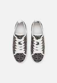 Svart-og-hvitt mønstret snøresko med logodesign, gummisåle og hvite detaljer. Lettvektig stoffoverdel og sømdetaljer.