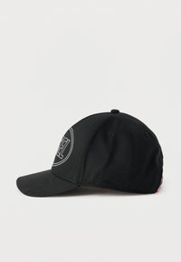 Μαύρο καπέλο μπέιζμπολ με δομημένο σχέδιο, που διαθέτει στρογγυλό λευκό λογότυπο μπροστά και καμπυλωτή γείσο. Το υλικό έχει λεία υφή.