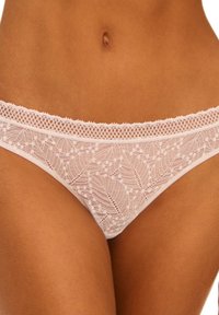 String en dentelle rose avec des motifs de feuilles intricats, texture douce et taille scallopée mettant en valeur le design.