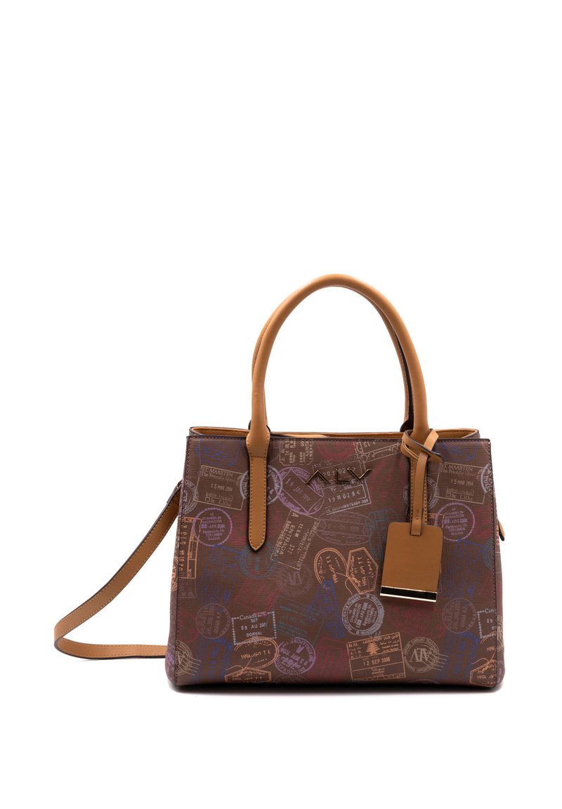 Sac à main marron avec des motifs de timbres postaux, anses beige et bandoulière ajustable. Comprend une étiquette de bagage et une texture lisse.
