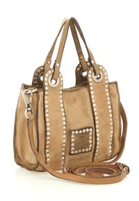 Borsa a tracolla in pelle marrone con dettagli borchiati, doppi manici e tracolla regolabile. Presenta una tasca frontale con motivo in rilievo.