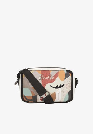 Borsa a tracolla rettangolare con design astratto multicolore, tracolla nera regolabile e logo "Anekke" sulla parte anteriore.