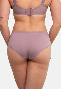 Lila hochgeschnittene Unterhose mit Spitzenrand entlang des Bundes. Glatter Stoff, bequeme Passform und nahtloses Design.