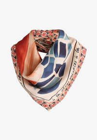 Neizvēlēts, marrakesh scene