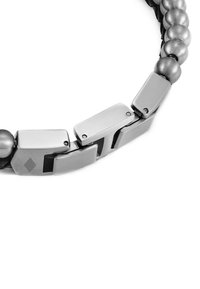 Metallarmband mit einer Mischung aus glatten grauen und glänzenden silbernen Elementen, geometrischen Formen und einem strukturierten schwarzen Band dazwischen.