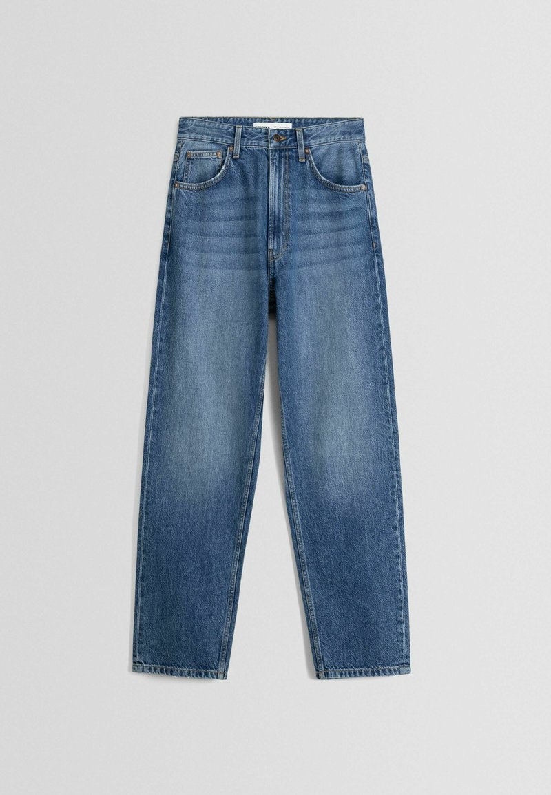 Jasnoniebieskie dżinsy o prostym kroju wykonane z denimu z wyblakłymi sekcjami. Posiadają klasyczny design pięciu kieszeni i metalowe zapięcie.