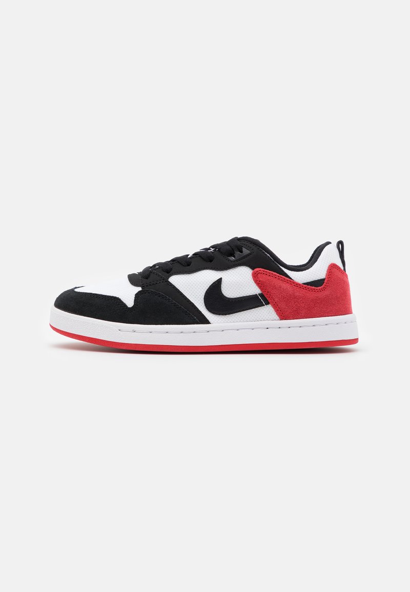 Czarne, białe i czerwone sneakersy Nike z siateczkową cholewką, zamszowymi akcentami, wyściełanym kołnierzem i czerwoną gumową podeszwą.