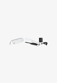 Lisseur à cheveux blanc au design épuré, avec des accents noirs et un boîtier texturé. Comprend un chargeur et un câble USB.