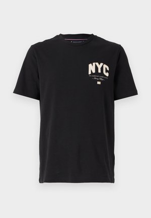 Crna pamuk majica kratak rukav. Sadrži bijeli i zlatni vezeni logo "NYC" na lijevoj strani i okrugli izrez.