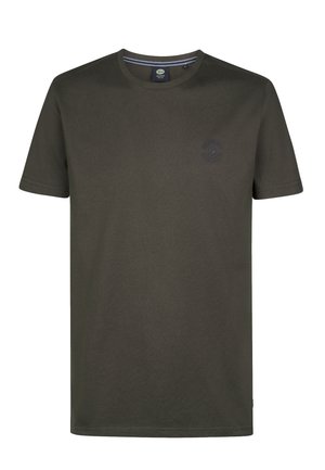 Camiseta de algodón verde oscuro con cuello redondo, mangas cortas y un pequeño logotipo en el lado izquierdo del pecho. Textura suave y corte clásico.