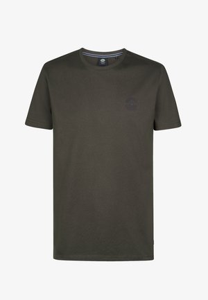 Camiseta de algodón verde oscuro con cuello redondo, mangas cortas y un pequeño logotipo en el lado izquierdo del pecho. Textura suave y corte clásico.