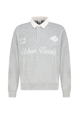 Lichtgrijs poloshirt met lange mouwen, witte kraag, knoop en witte tekst met de woorden "Urban Varsity" en "Club Lane" op de voorkant.