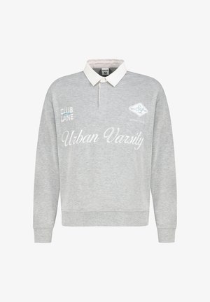 Hellgraues Polo-Sweatshirt mit langen Ärmeln, weißem Kragen und Knopfleiste sowie weißem Text "Urban Varsity" und "Club Lane" auf der Vorderseite.