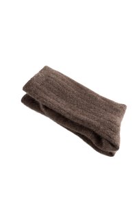 Fascia per la testa in lana lavorata a maglia marrone, texture morbida, forma rettangolare, leggermente elastica, con un motivo a costine per un tocco di dettaglio in più.