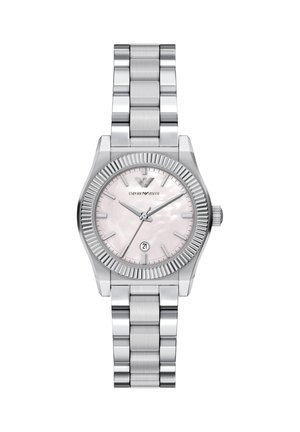 Silberne Metallarmbanduhr mit geriffelter Lünette, Perlmuttzifferblatt, drei Zeigern, Datumsfenster bei sechs Uhr und Gliederarmband.