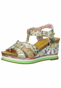 Sandal wedge avec des lanières multicolores métalliques à texture reptile, des clous décoratifs, et une semelle plateforme en couches verte et blanche.