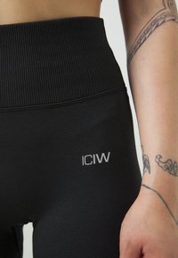 ICANIWILL SOFT SEAMLESS BIKER SHORTS - Leggingek - black