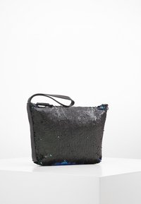 Borsa a tracolla nera di paillettes con superficie testurizzata, caratterizzata da una sola tracolla e forma rettangolare. Nessun hardware o dettaglio visibile.