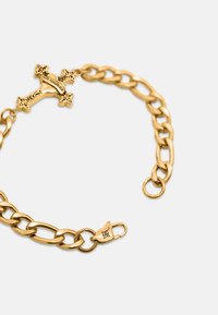 Goldkettengliederarmband mit einem kunstvoll verzierten Kreuzanhänger, auf dem "LOS ANGELES" eingraviert ist, und einem Karabinerverschluss vor weißem Hintergrund.