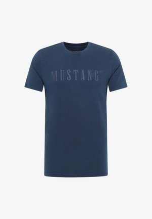 Marineblaue Baumwoll-T-Shirt mit kurzen Ärmeln, mit dezent hellerem "MUSTANG"-Logo auf der Brust. Rundhalsdesign.