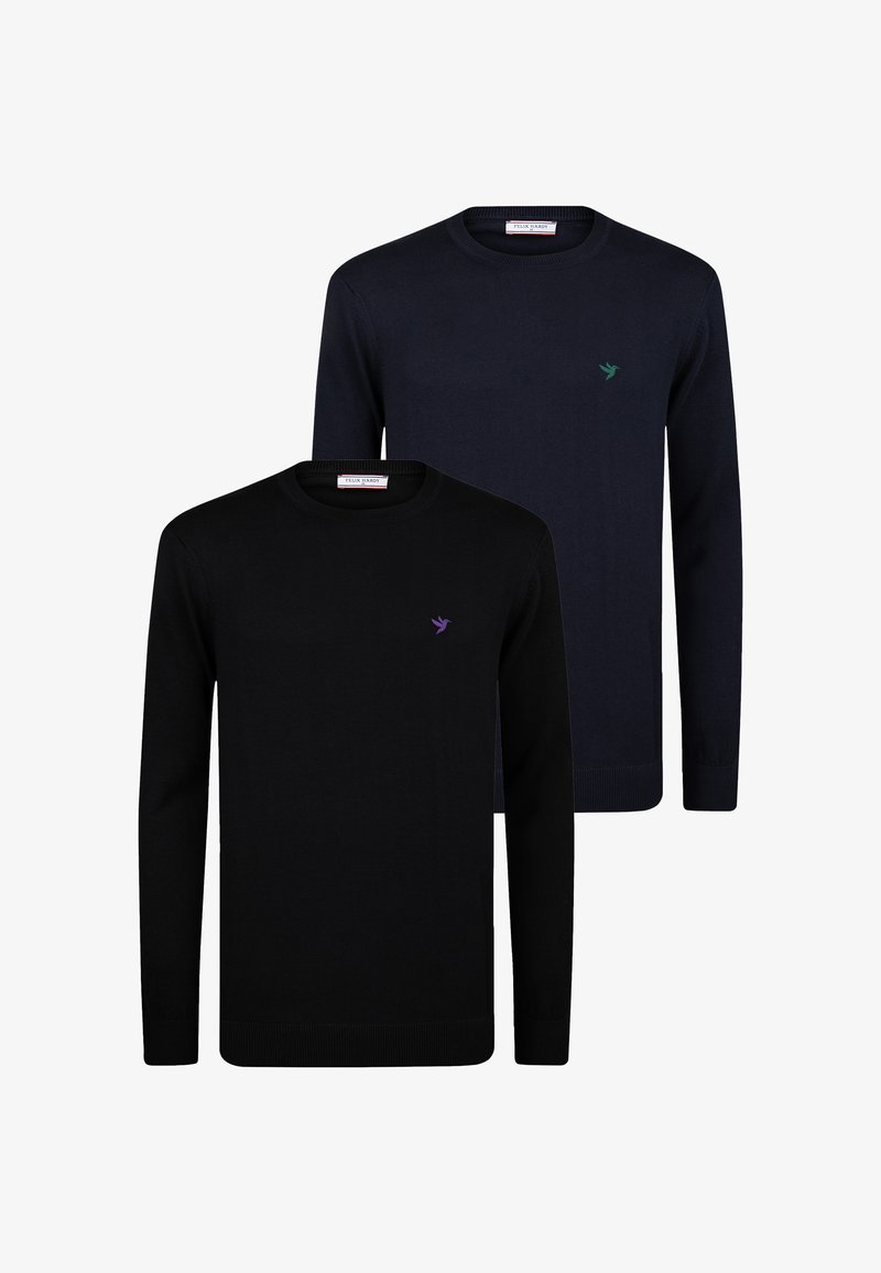 Twee gebreide truien met ronde hals, de ene zwart met een paarse logo, de andere marineblauw met een groene logo. Beiden hebben ribgebreide manchetten en onderkanten.