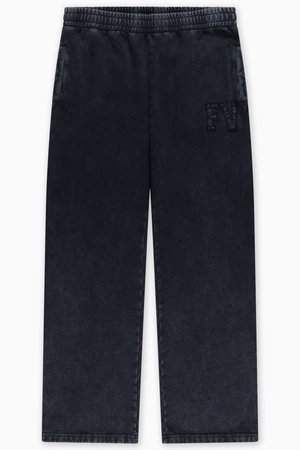 Tamnoplave trenirke s elastičnim pojasom, s bočnim džepovima i reljefnim logotipom "FV" sprijeda. Glatka, mekana tekstura.