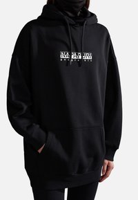Sudadera con capucha negra hecha de un tejido suave, que cuenta con un gran bolsillo frontal, puños acanalados y un logo gráfico en el pecho.
