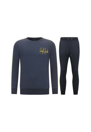 Marineblauwe sweatshirt en bijpassende joggerbroek met gele zijstrepen en een geel signatuurlogo op de borst.