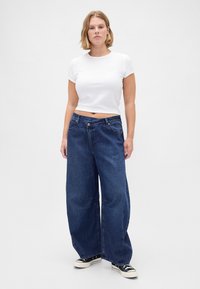 GAP HORSESHOE HUTTON CROSSOVER  - Brīva piegriezuma džinsi - dark wash