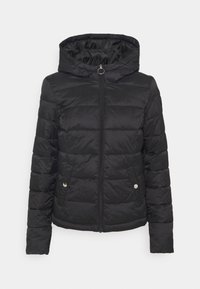 Schwarze Steppjacke mit Kapuze, vorderem Reißverschluss, horizontalem Steppmuster und zwei Seitentaschen mit runden silbernen Akzenten.