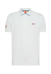 Polo shirt bianco in cotone con colletto classico, pattina con due bottoni e logo ricamato in rosso sul lato sinistro del petto e sulla manica.