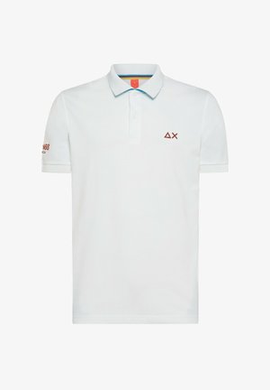 Polo shirt bianco in cotone con colletto classico, pattina con due bottoni e logo ricamato in rosso sul lato sinistro del petto e sulla manica.