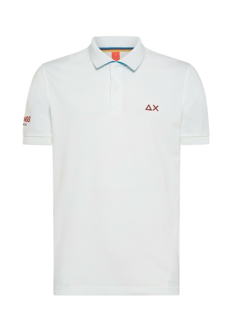 Polo shirt bianco in cotone con colletto classico, pattina con due bottoni e logo ricamato in rosso sul lato sinistro del petto e sulla manica.