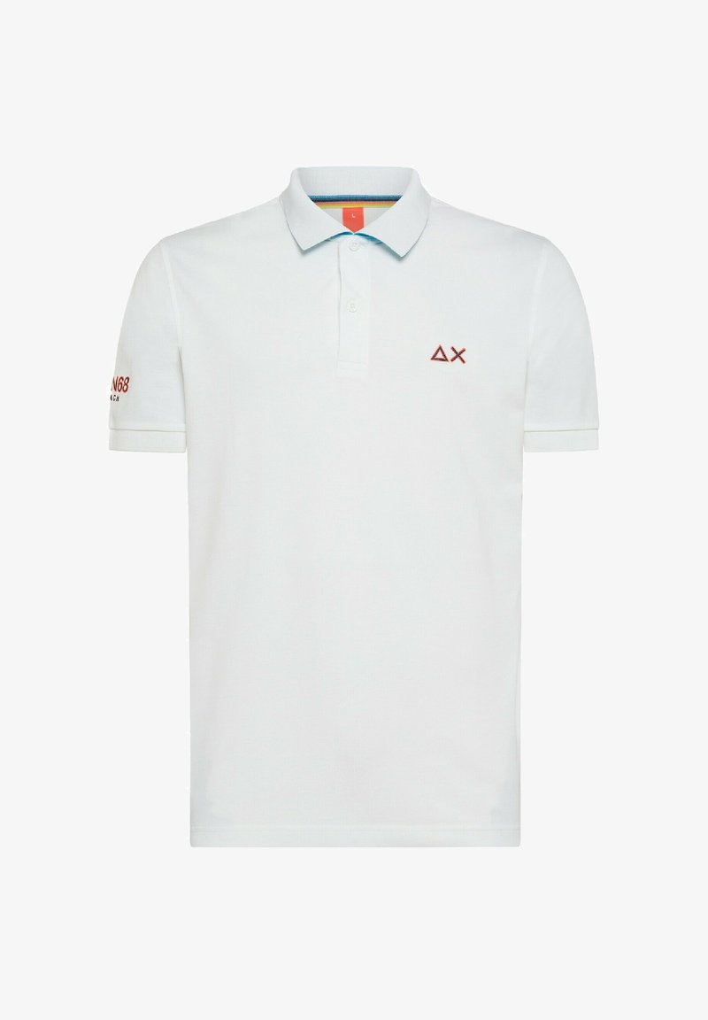 Polo shirt bianco in cotone con colletto classico, pattina con due bottoni e logo ricamato in rosso sul lato sinistro del petto e sulla manica.
