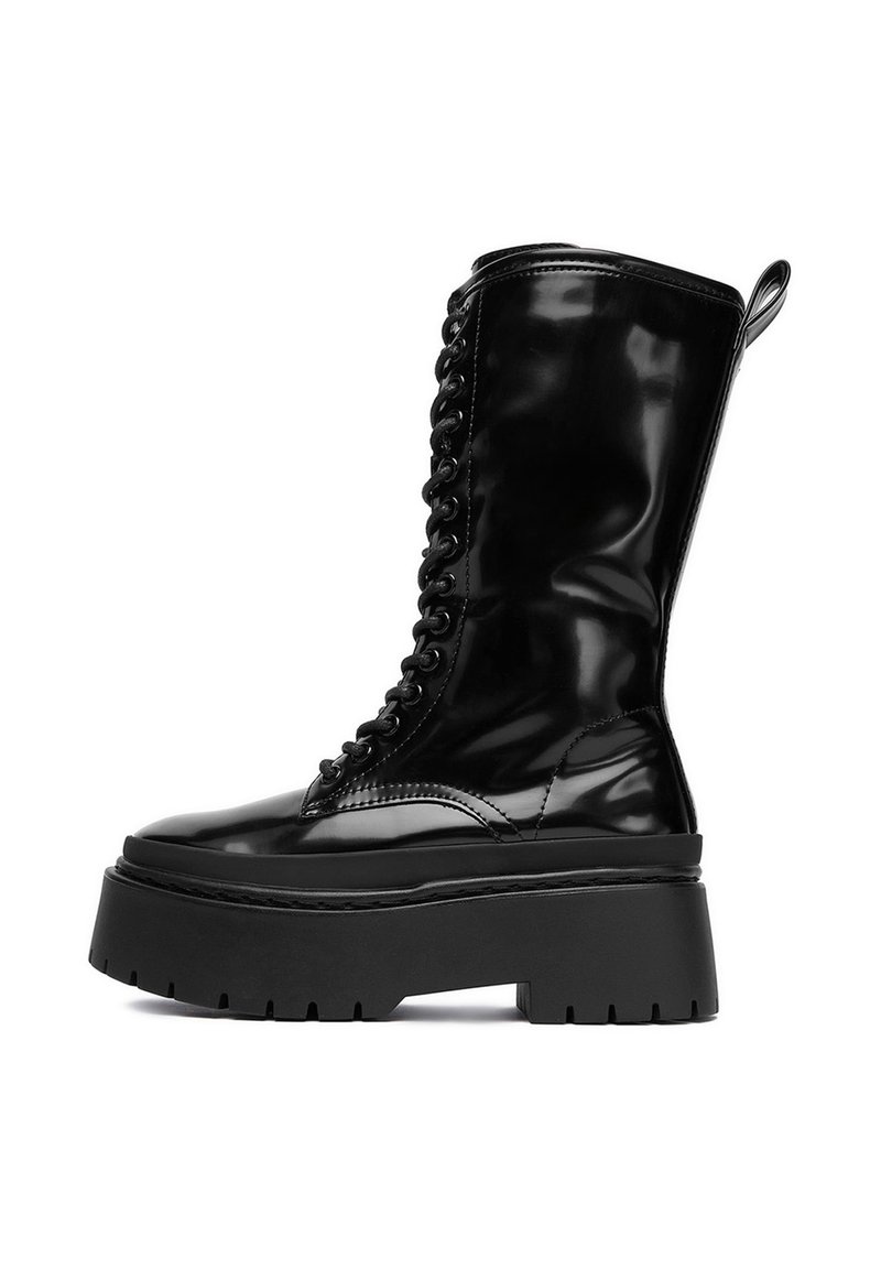 Botine din piele patentă neagră, până la genunchi, cu o talpă groasă neagră, șireturi în față și o buclă în partea de sus pentru o îmbrăcare ușoară.