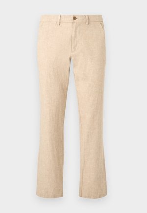 Bež lanene hlače ravnih nogavica s gumbom i patentnim zatvaračem, petljama za remen i prednjim džepovima na bijeloj pozadini.