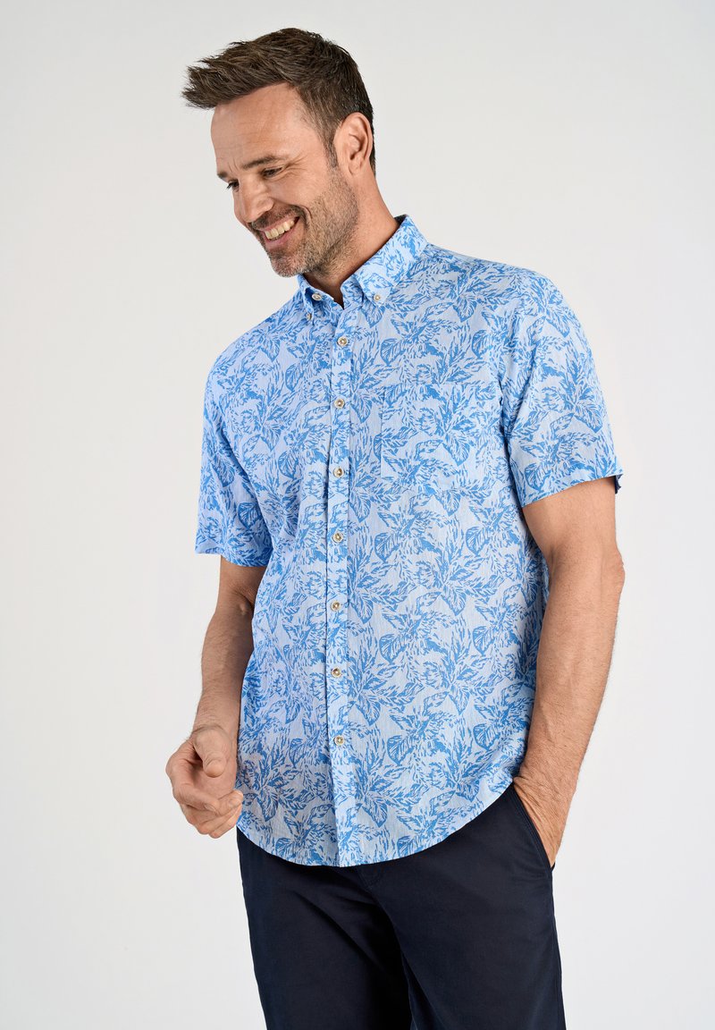 Korte mouwen shirt in lichtblauwe stof met een bloemenpatroon in donkerblauw. Button-down kraag en een ontspannen pasvorm.