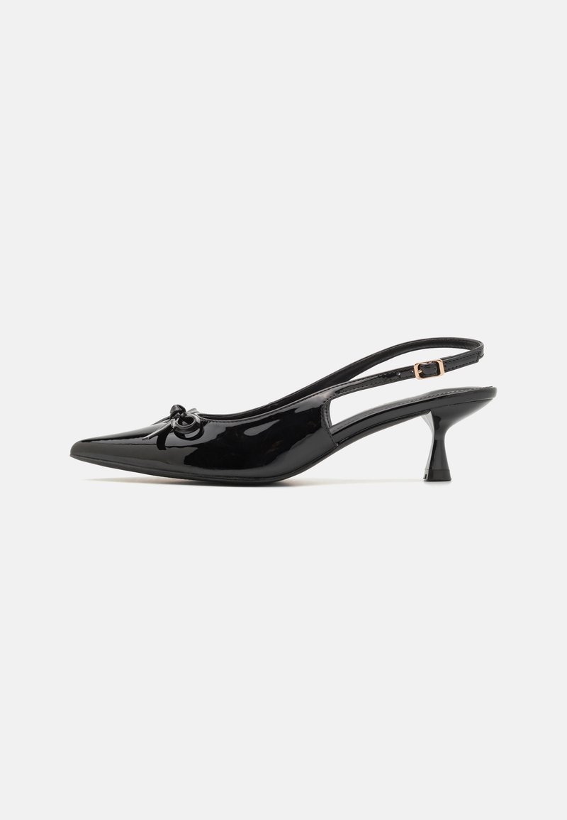 Svart lackläder slingback-klack med spetsig tå, prydd med en dekorativ rosett. Smal klack med medelhöjd och en böjd design.