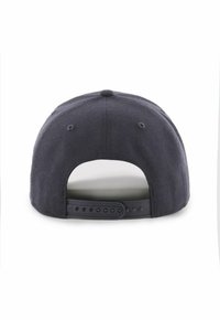 Cappello di cotone nero con visiera piatta, tessuto testurizzato e una cinghia regolabile in plastica sul retro, dotato di fori di ventilazione.