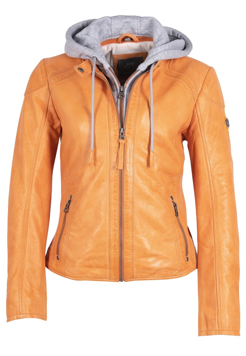 Chaqueta de cuero naranja con capucha gris, cierre de cremallera en la parte delantera, dos bolsillos laterales y un corte ajustado con una textura sutil.