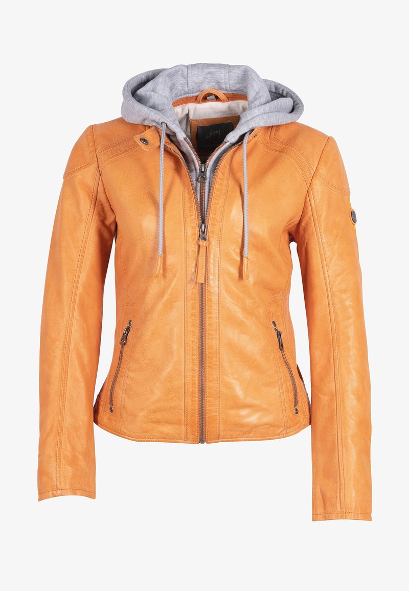 Chaqueta de cuero naranja con capucha gris, cierre de cremallera en la parte delantera, dos bolsillos laterales y un corte ajustado con una textura sutil.