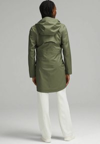 lululemon RAIN REBEL - Vodotesná bunda - medium olive